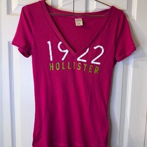 Hollister Women's V-Neck Tee in Fuchsia with White & Lime Accents